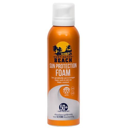 Flacon orange avec bouchon blanc. Inscription: Huntington Beach Sun Protection Foam 50+. Contient un filtre UVA.