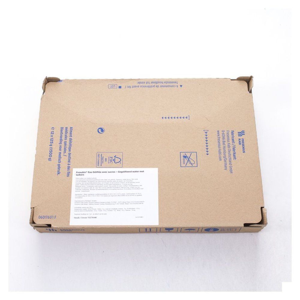 Emballage en carton brun. Étiquette avec texte. Renforts d'angle. Symboles et texte sur la surface.