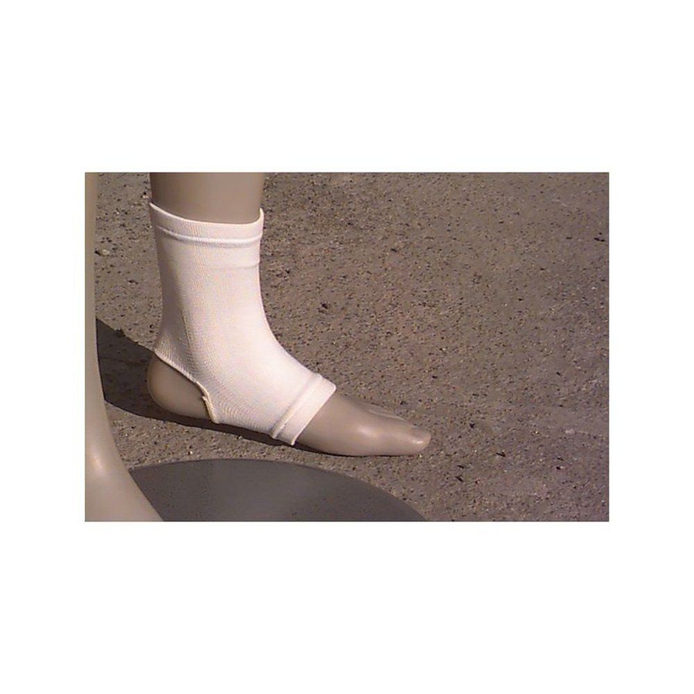 Witte enkelband op een voetmodel. De band bedekt de enkel en de bovenkant van de voet. Gemaakt van stof.