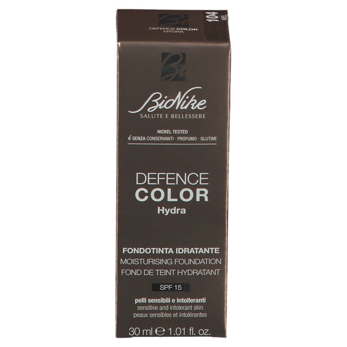 Verpakking van de foundation. Merk BioNike, Defence Color Hydra. Tint 104 Miel. SPF 15. Getest op nikkel.