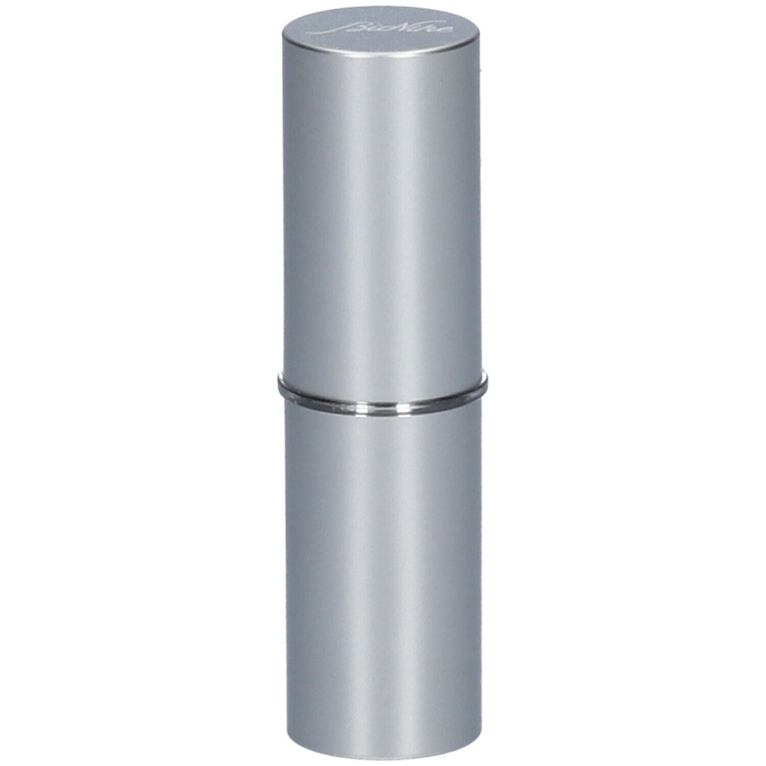 Rouge à lèvres cylindrique argenté. Le couvercle porte le nom de la marque.