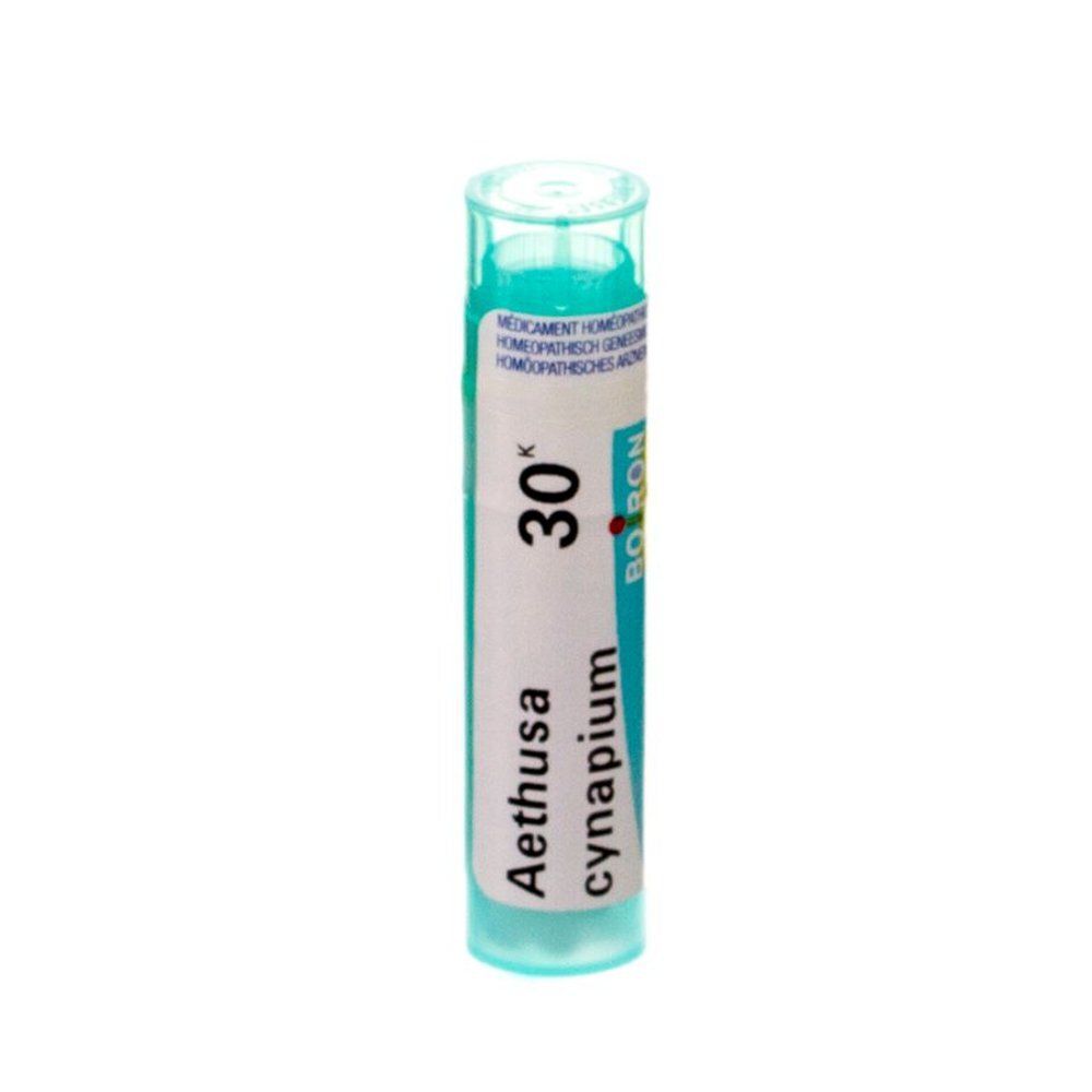 Tube en verre vert avec étiquette blanche. Inscription : Aethusa cynapium, 30K, Boiron. Bouchon transparent.