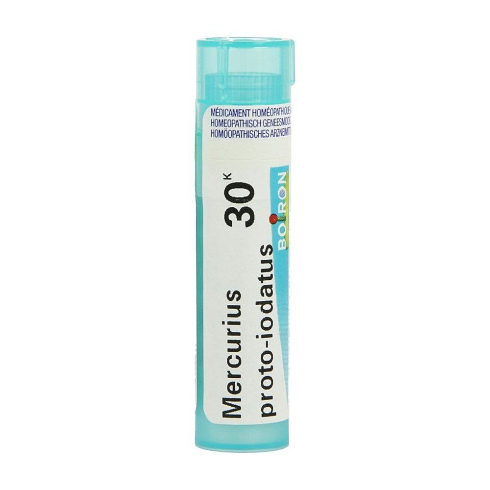Cilindrische, turquoise fles. Etiket met tekst: Mercurius proto-iodatus 30K, Boiron. Boven: Medicament.