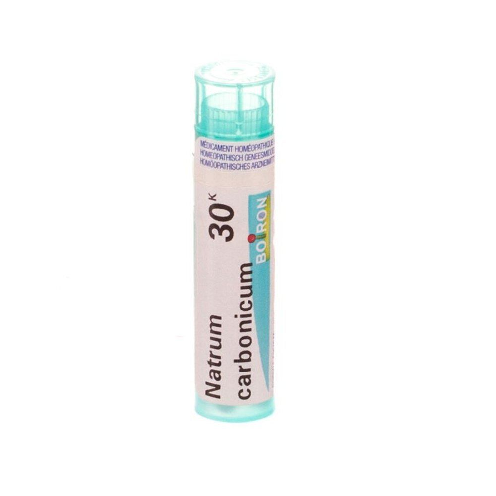 Cilindervormige tube met groene dop. Opschrift: Natrum carbonicum, 30K, Boiron. Homeopathisch geneesmiddel.