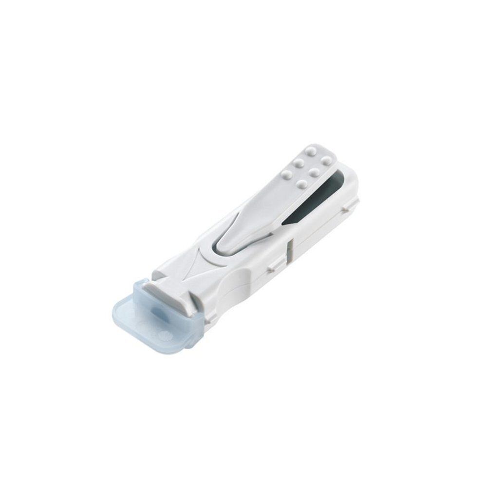 Wit vingerprikapparaat. Blauwe beschermkap. Bovenzijde met nopjes. Zwarte details.