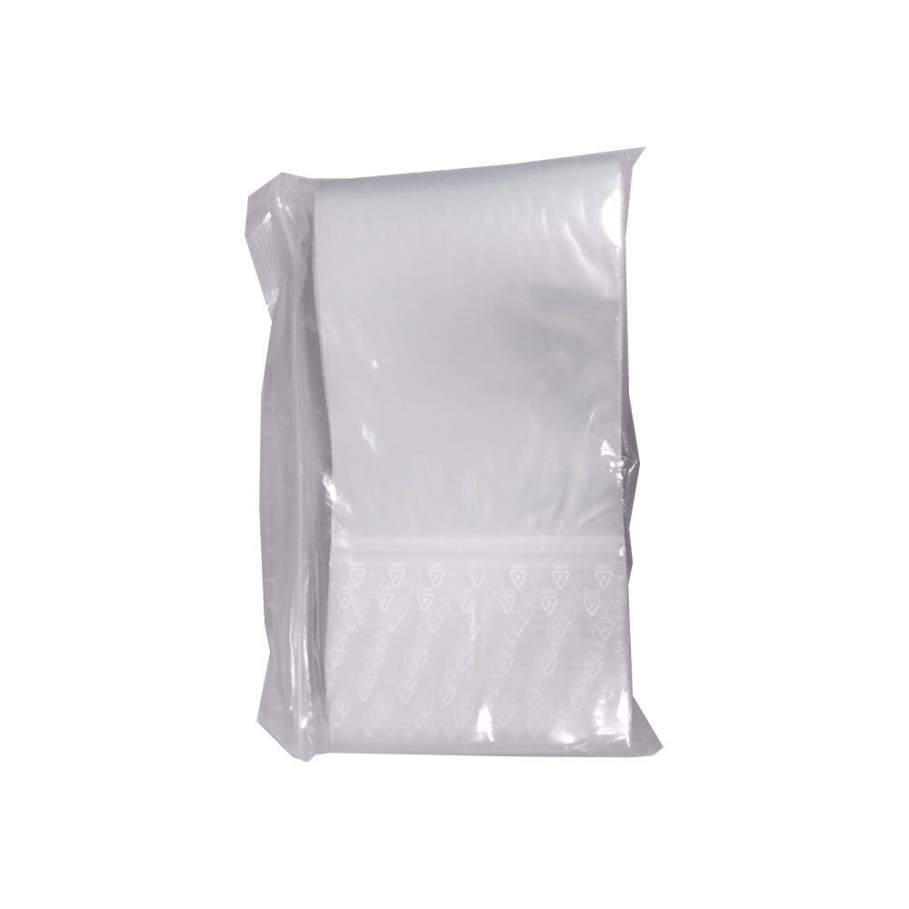 Transparante plastic zakken met ritssluiting, verpakt. Stapel zakken zichtbaar. Gedeeltelijk geopende zak.