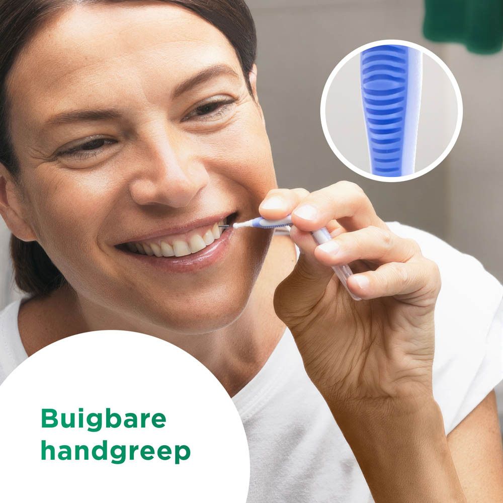 Vrouw poetst tanden. Blauwe rager. Tekst: Buigbare handgreep.