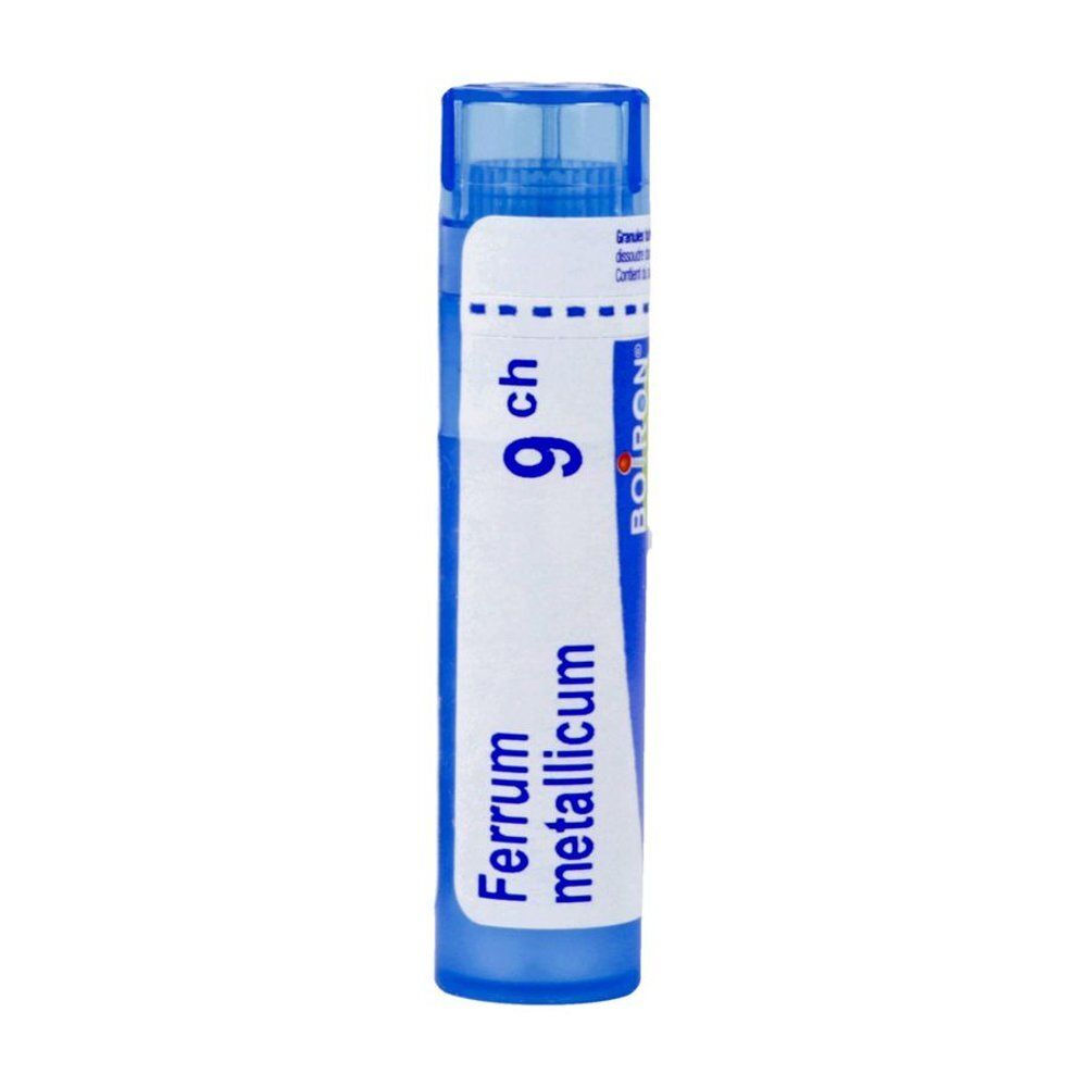 Blauwe tube met wit etiket. Opschrift: Ferrum metallicum 9 ch. Merk Boiron.