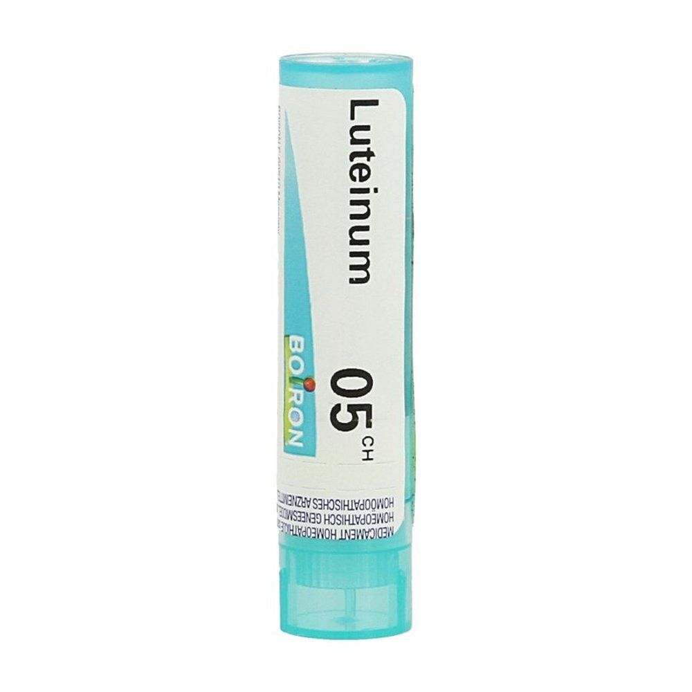 Tube cylindrique avec étiquette blanche. Inscription : Luteinum 05 CH, Boiron. Bouchon et base turquoise.
