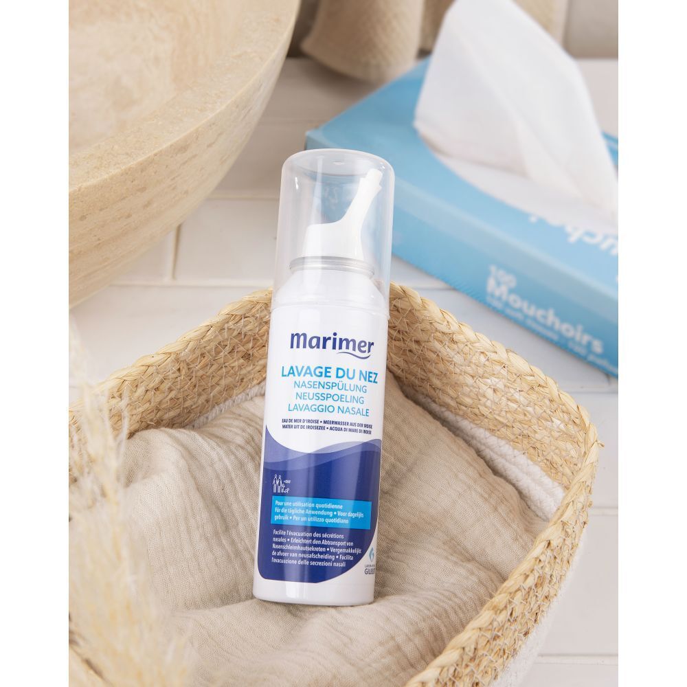 Flacon de spray nasal avec embout blanc. Marque: Marimer. Texte: Lavage du nez. Produit au premier plan.