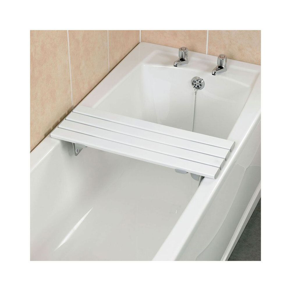 Planche de bain blanche en plastique, à lattes, placée sur une baignoire. Supports visibles.