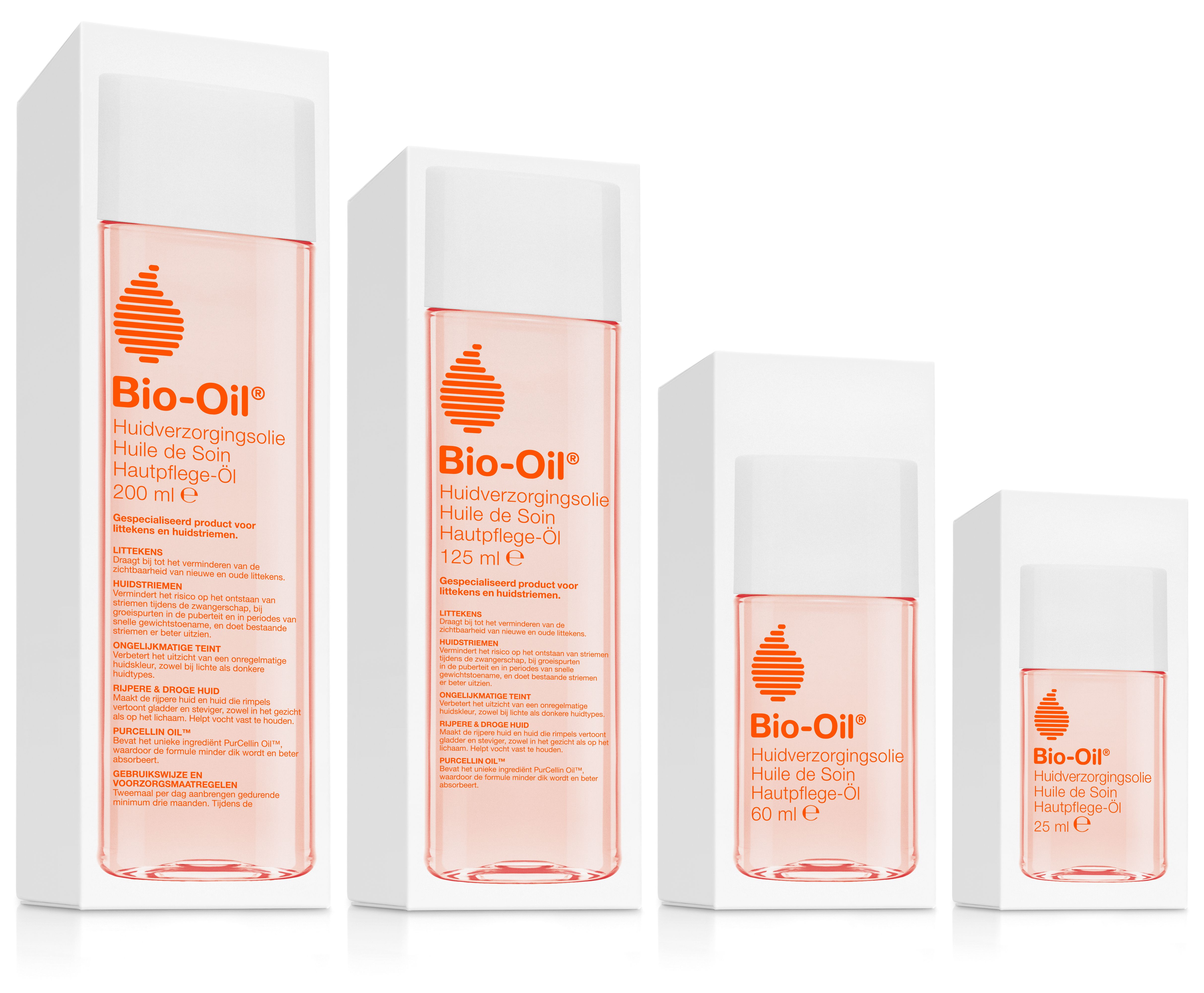 Vier Bio-Oil flessen in witte verpakkingen. Roze vloeistof, witte dop. Opschrift: Bio-Oil Huile de Soin.