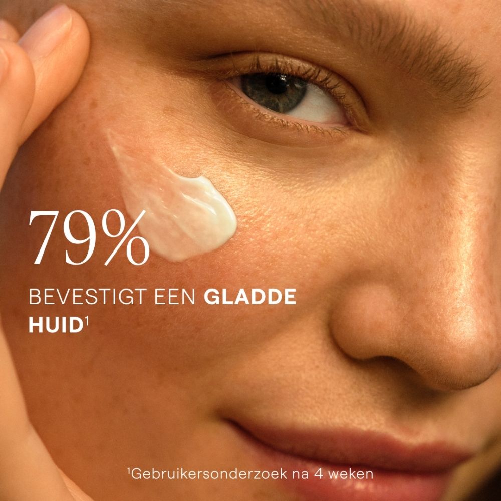 Close-up van een gezicht waarop crème wordt aangebracht. Tekst: 79% bevestigt een gladde huid.