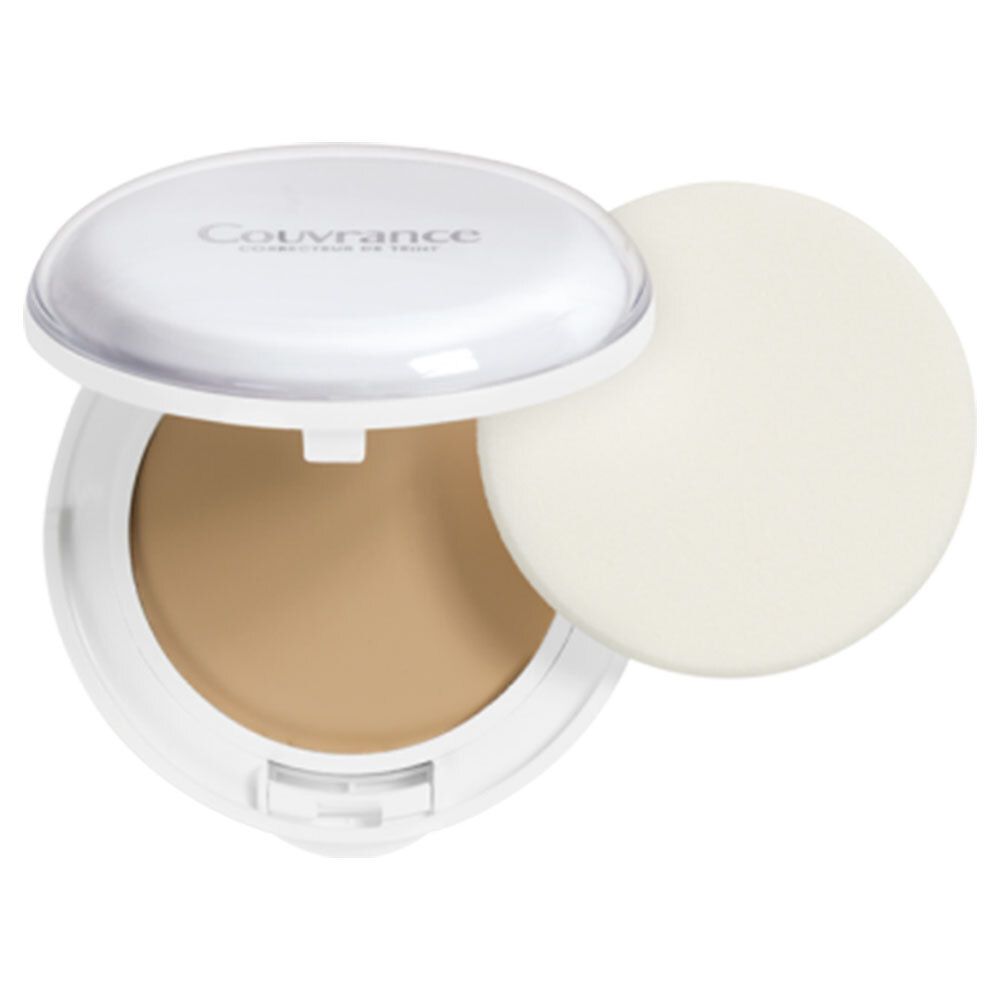 Compacte make-up in witte verpakking, open. Bevat make-up en een spons. Deksel met tekst.
