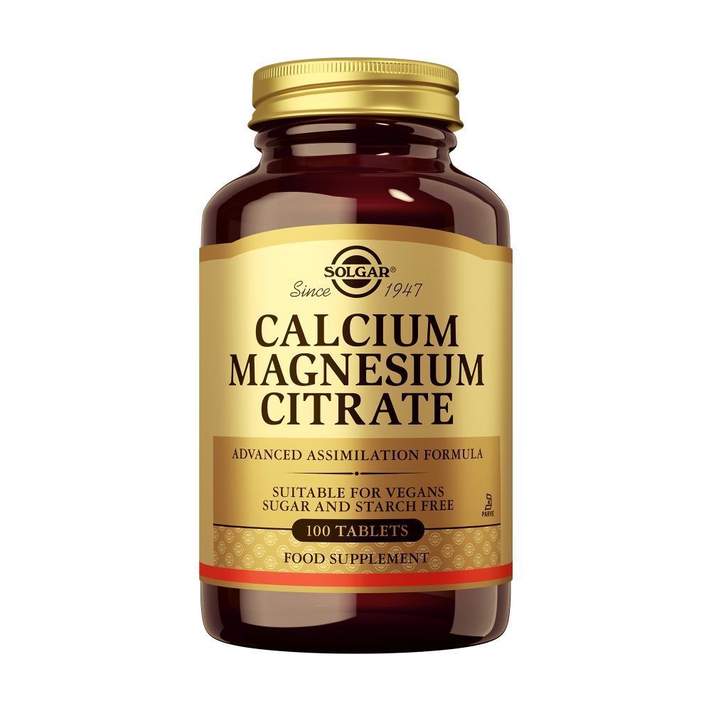 Bruine glazen fles met gouden dop. Etiket met "Calcium Magnesium Citrate" en Solgar-logo. 100 tabletten.