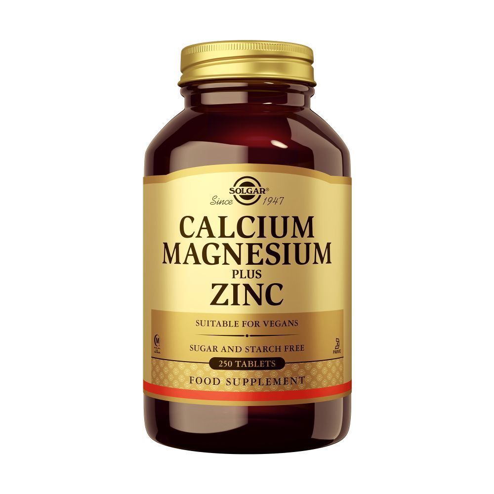 Bruine glazen fles met gouden deksel. Opschrift: Calcium Magnesium Plus Zink, geschikt voor veganisten. Merk: Solgar.