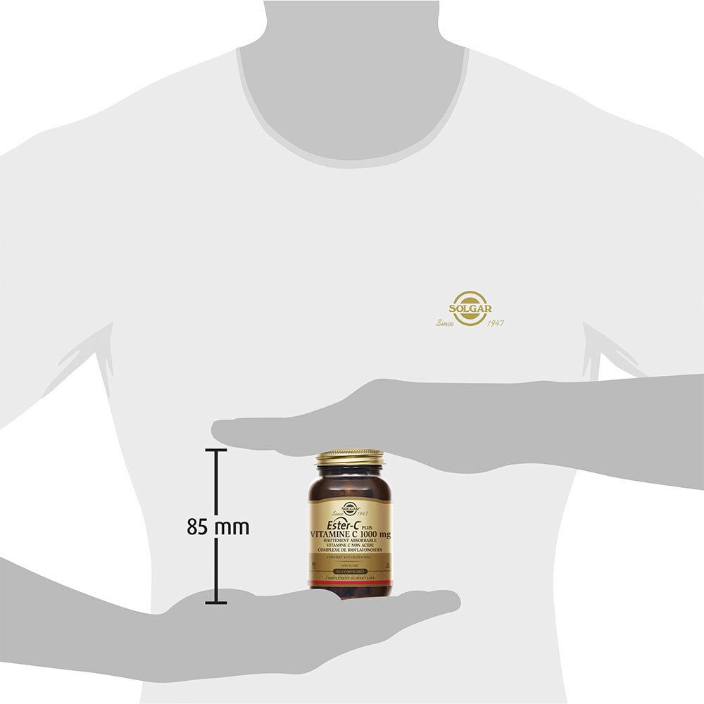 Personne tenant un flacon. Flacon avec nom du produit: Ester-C Plus 1000 mg. Hauteur env. 85 mm.