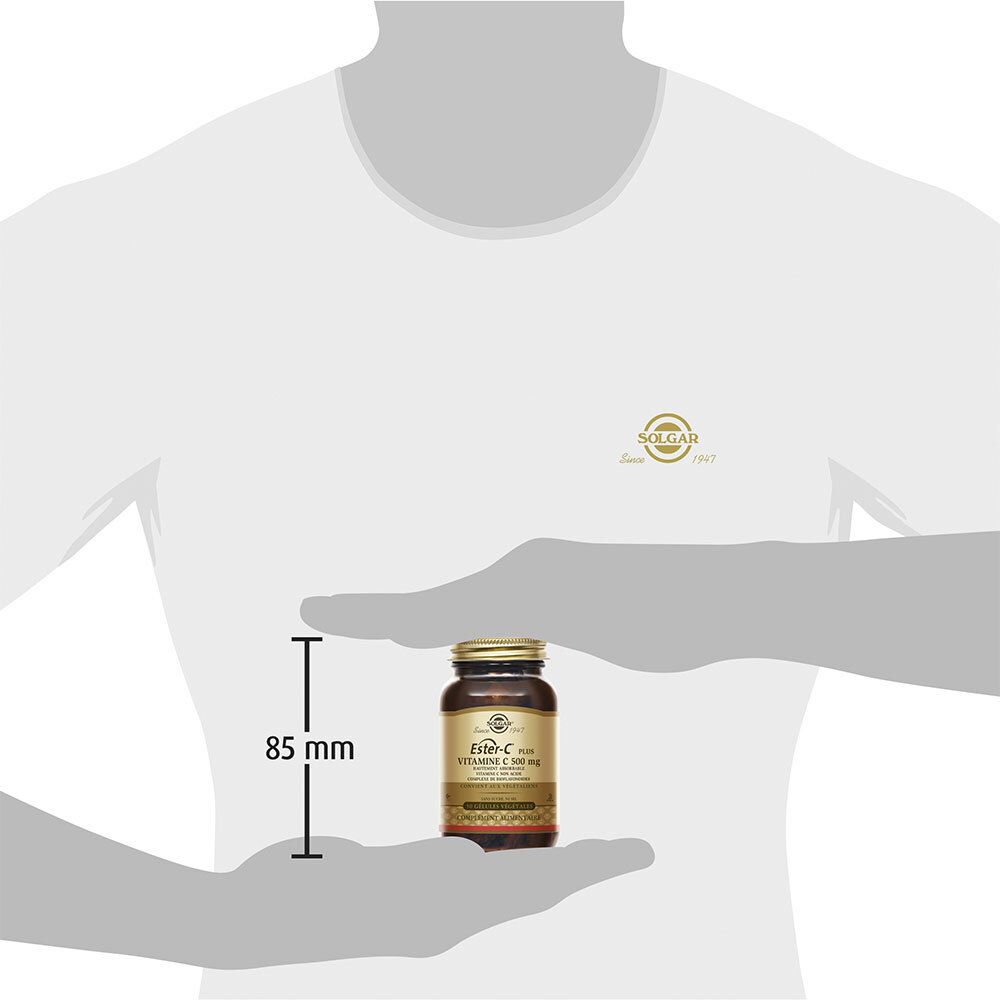 Persoon die de vitamine C-fles vasthoudt. Meting van 85 mm.