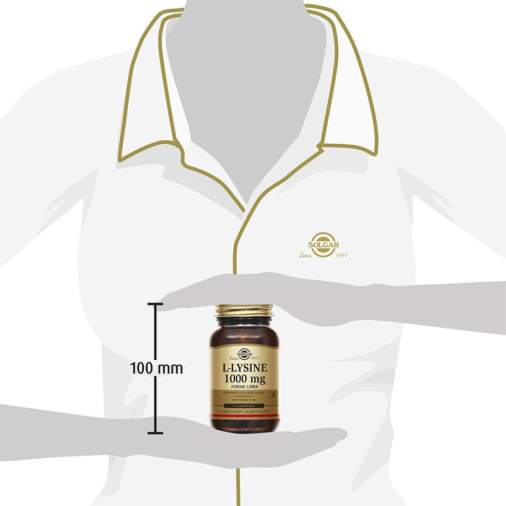 Personne tenant le flacon Solgar® L-Lysine 1000 mg. Mesure : 100 mm.