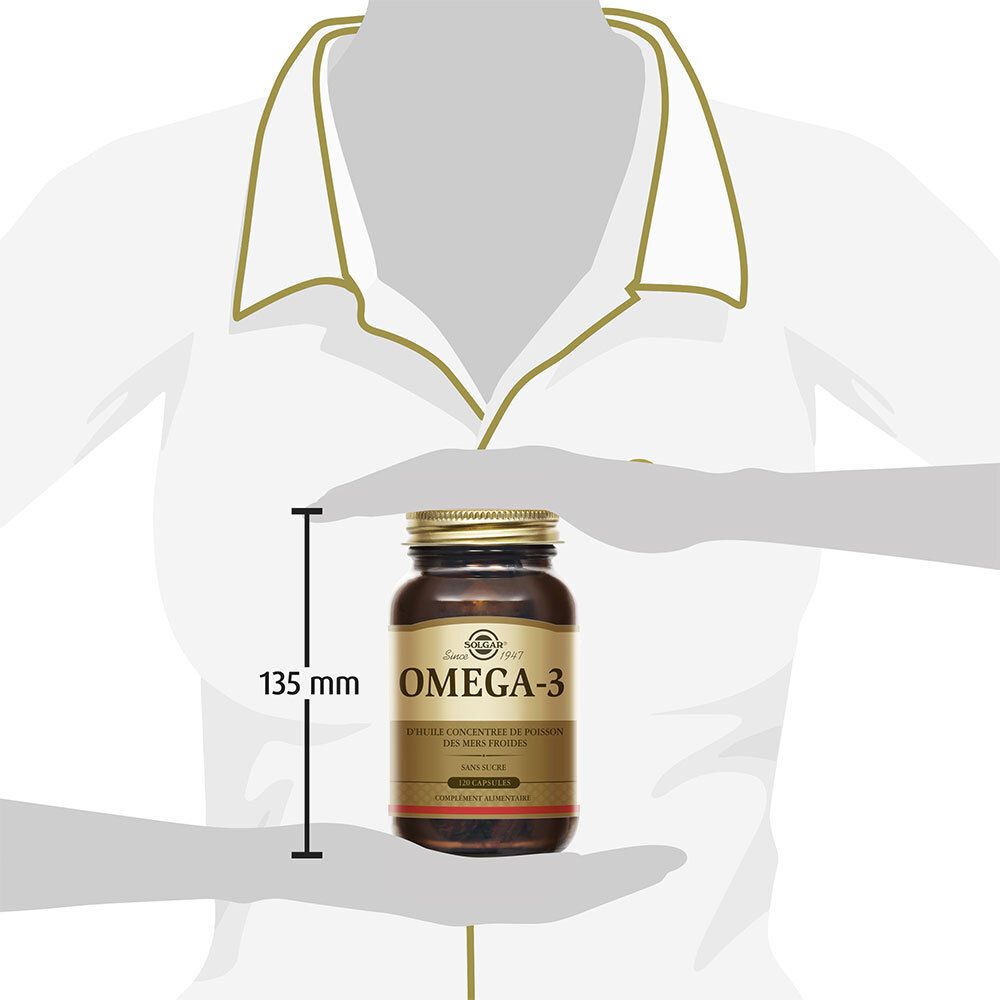 Persoon houdt de fles vast. Op de fles staat Omega-3. 135 mm meting.