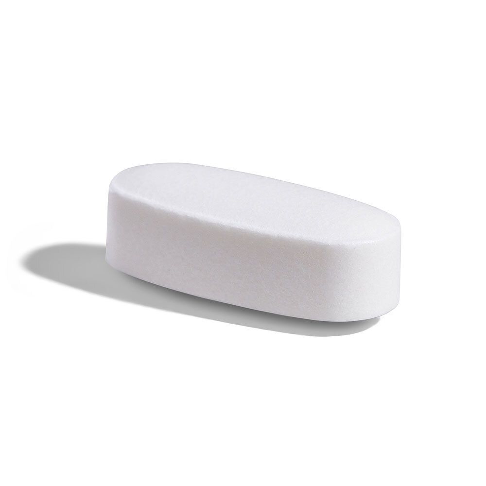 Witte, ovale tablet. Close-up. Glad oppervlak, afgeronde uiteinden. Witte achtergrond.