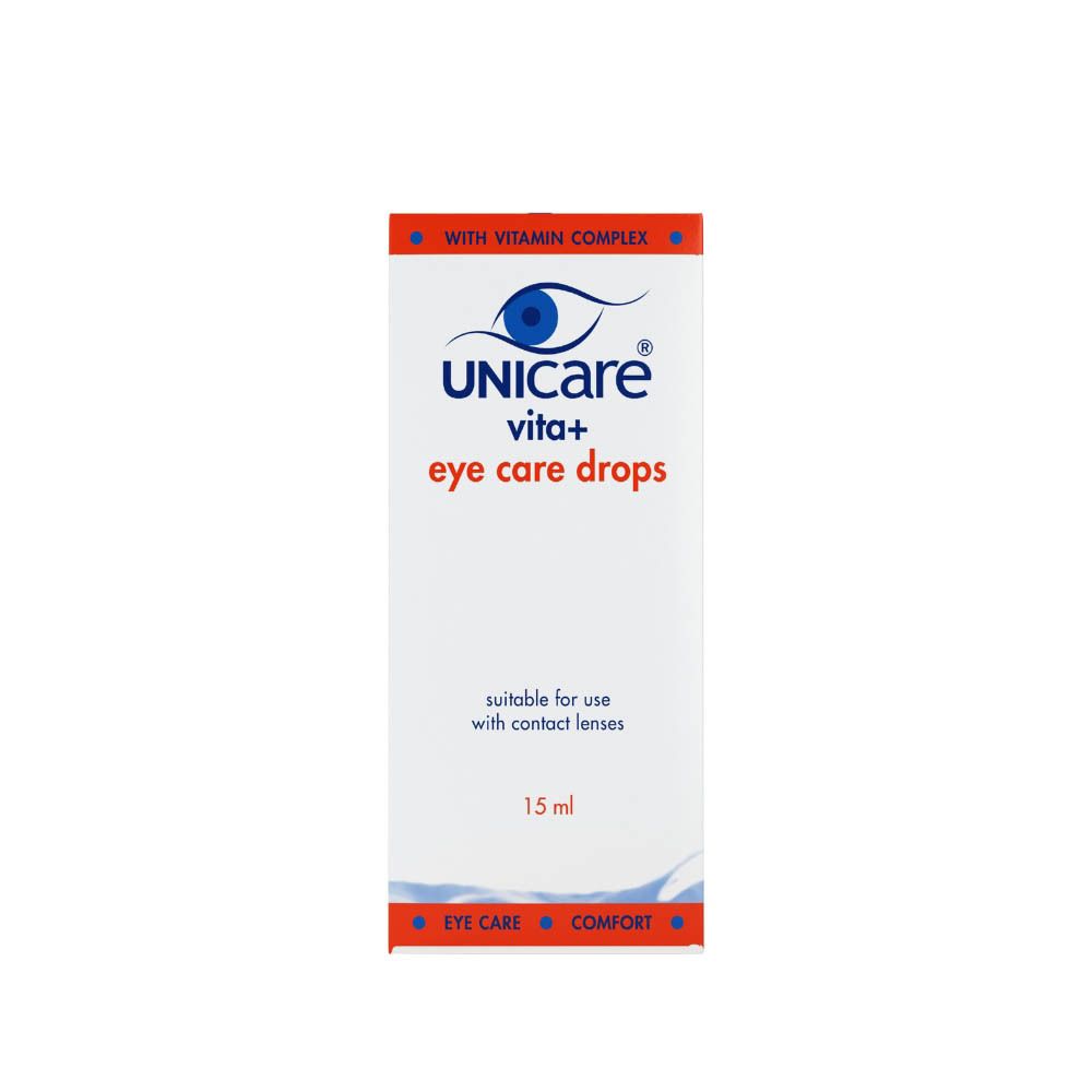Fles oogdruppels. Achterkant met tekst. Opschrift: UNICARE vita+ eye care drops. 15 ml.