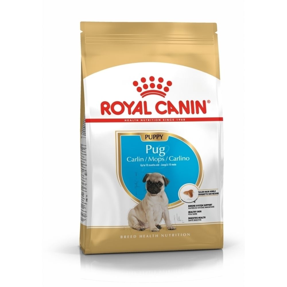 Voorkant van een verpakking Royal Canin Pug Puppy hondenvoer, met focus op "Breed Nutrition" en "Specifiek afgestemde brokken".