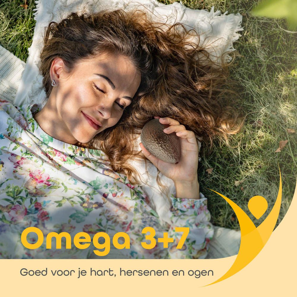 Vrouw ligt in het gras met avocado. Tekst: Omega 3+7. Goed voor je hart, hersenen en ogen.
