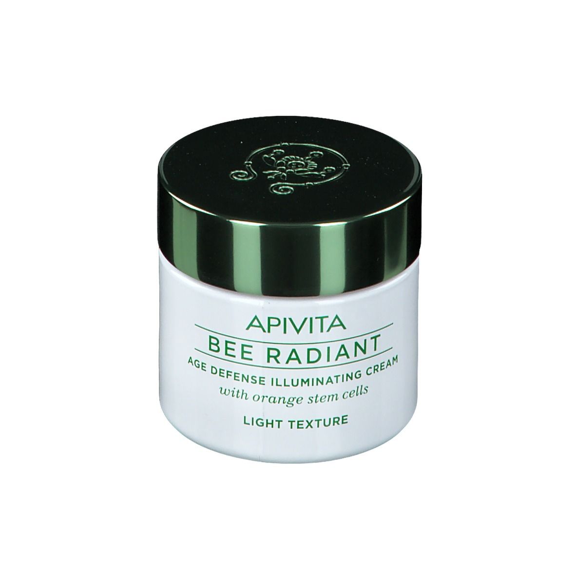Witte crèmepot met groene deksel. Opschrift: Apivita Bee Radiant Age Defense Illuminating Cream, Light Texture.
