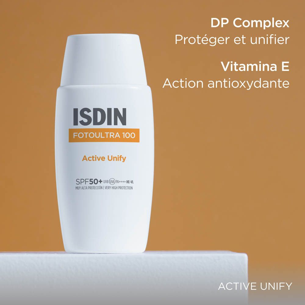 Femme avec crème sur la peau. Texte : Appliquer sur peau sèche, 30 minutes avant exposition solaire.