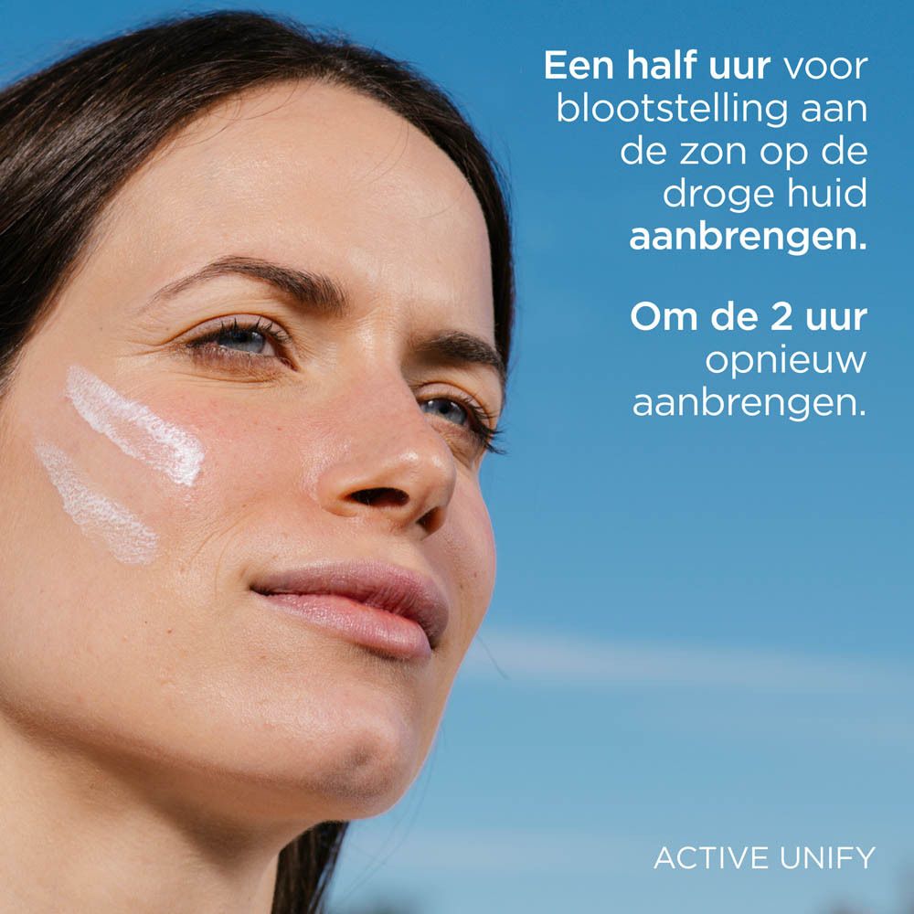 Femme avec crème sur le visage. Texte: Appliquer sur peau sèche une demi-heure avant l'exposition au soleil.