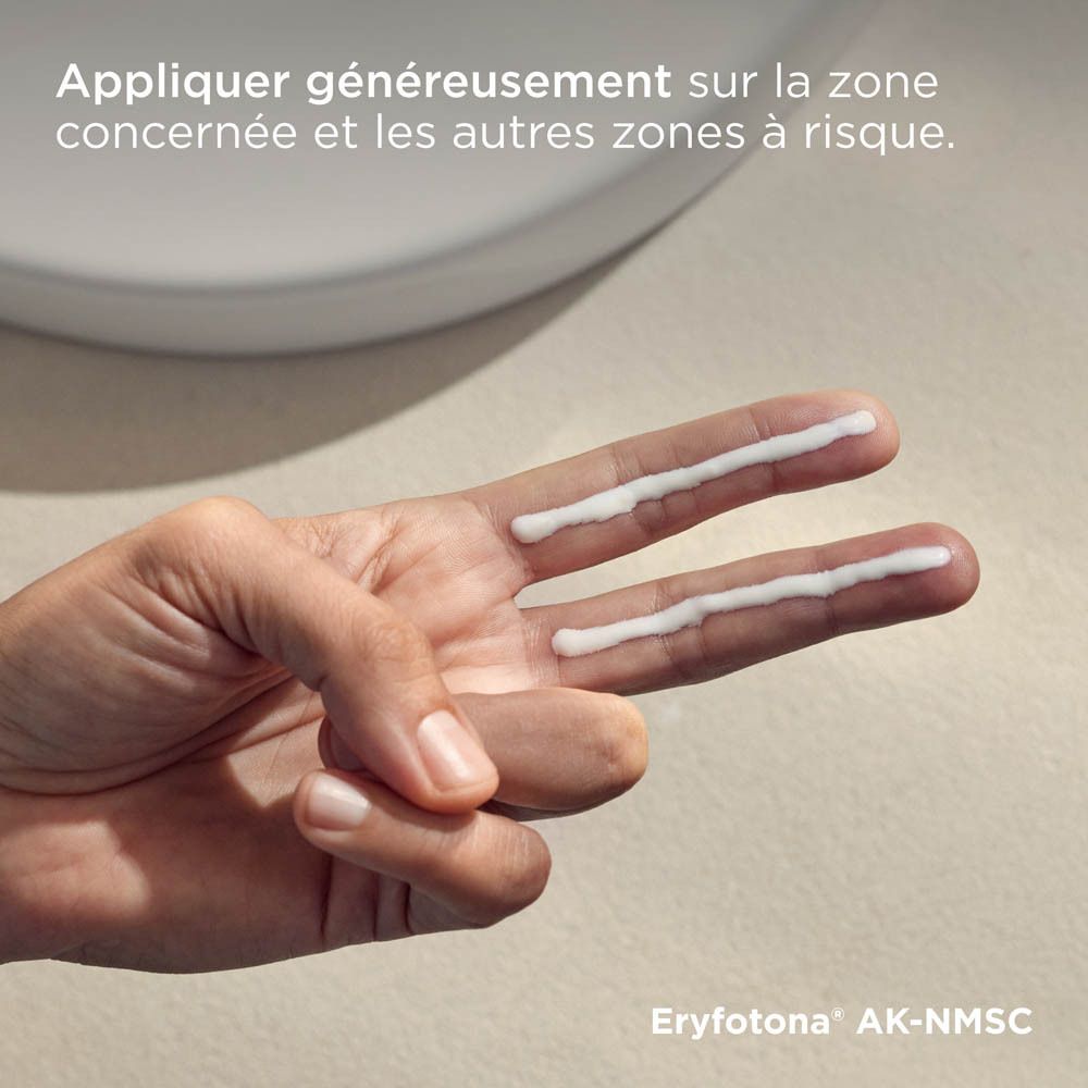 Fluide blanc ISDIN. Inscription : Eryfotona AK-NMSC, SPF 100+. Produit et texte.