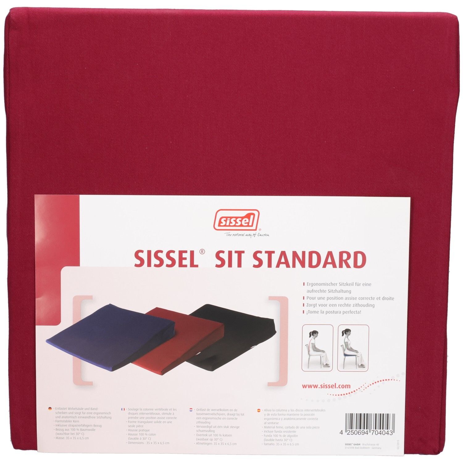 Sissel Sit Standard kussen in bordeauxrood met verpakking. Toont drie kussens in verschillende kleuren en zithoudingen.