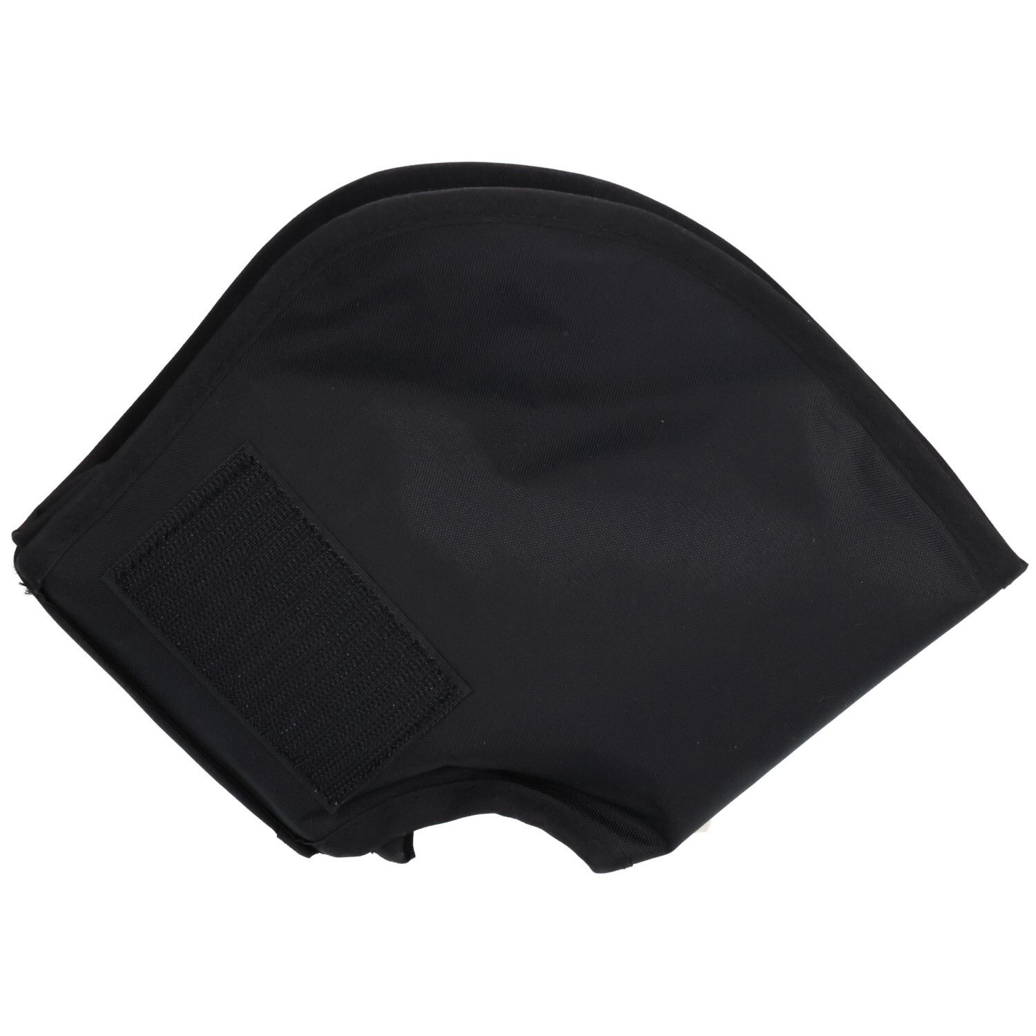 Zwarte, gebogen bandage met klittenbandsluiting. Materiaal onbekend. Vorm voor de enkel.