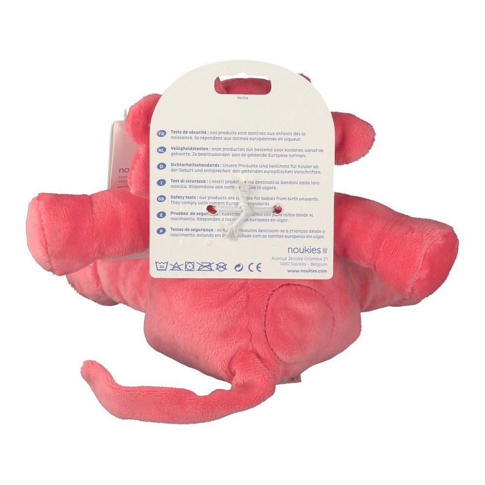 Achteraanzicht van de roze knuffel. Label met tekst. Wasvoorschriften. Op het label staat 'noukies'.