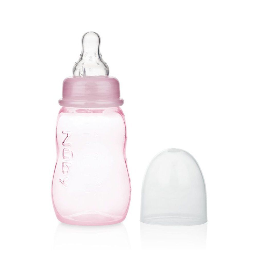 Roze babyfles met speen en dop. Merk Nuby is zichtbaar. Fles heeft een gebogen vorm.