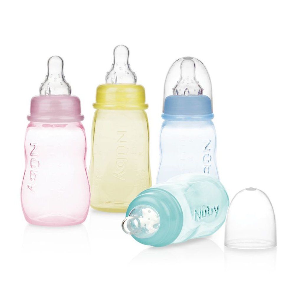Vier babyflessen in verschillende kleuren: roze, geel, blauw en blauwgroen. Merk Nuby is zichtbaar. Met doppen.
