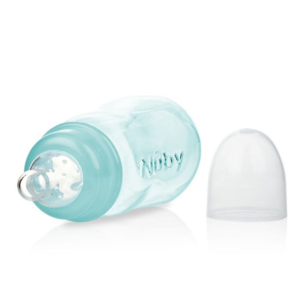 Blauwgroene babyfles met speen en dop. Merk Nuby is zichtbaar. Fles ligt.