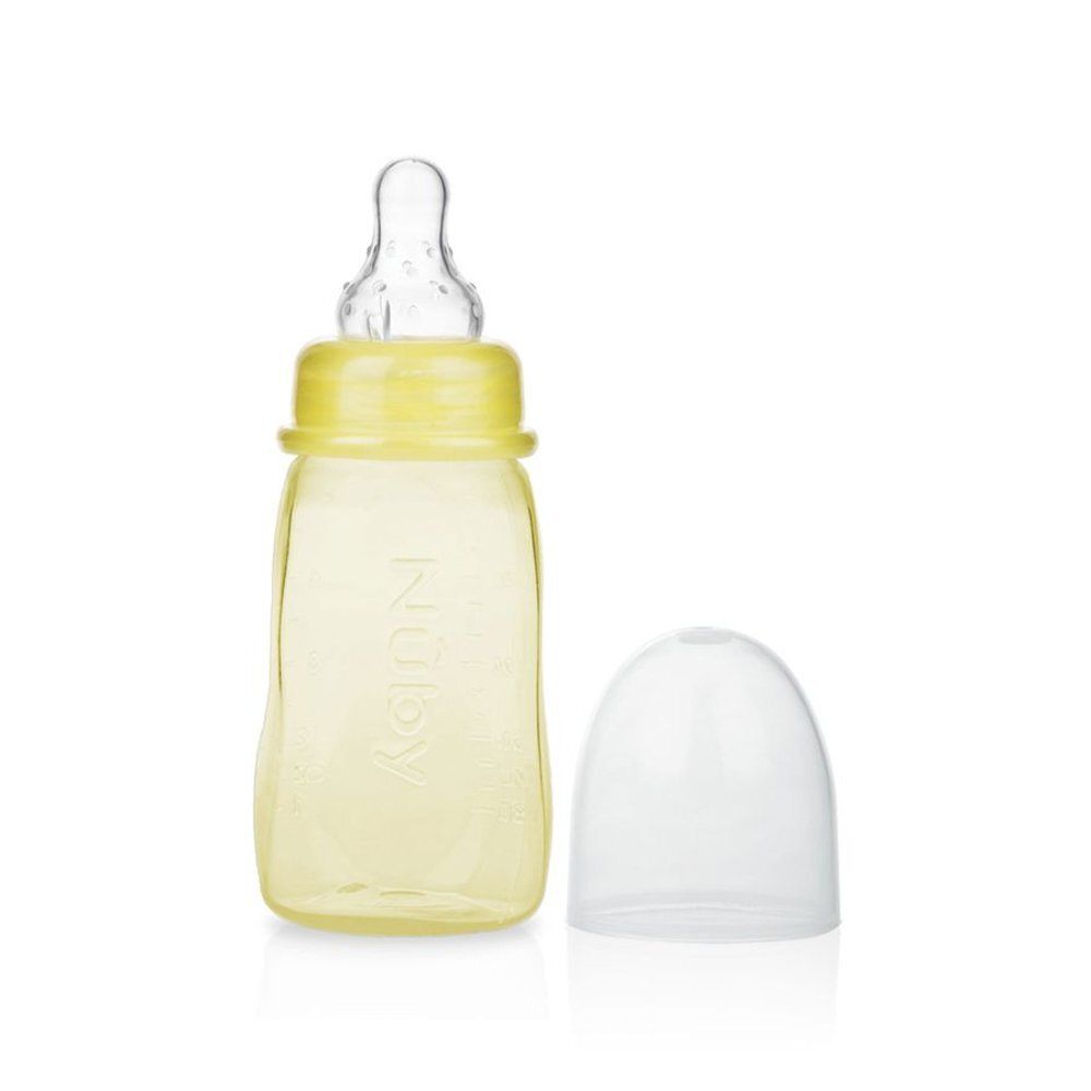 Gele babyfles met speen en dop. Merk Nuby is zichtbaar. Fles heeft een gebogen vorm.