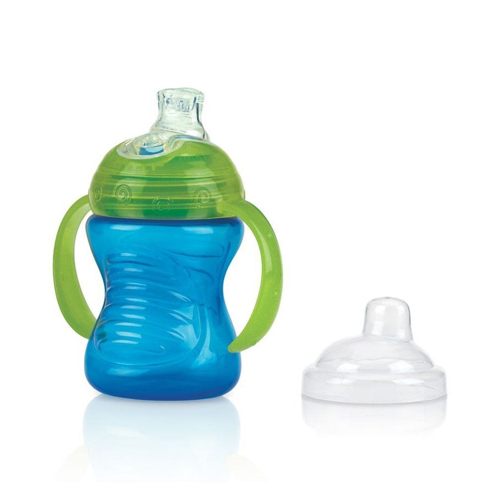 Gobelet bleu Nuby Easygrip avec poignées et couvercle verts. Couvercle transparent séparé à côté.