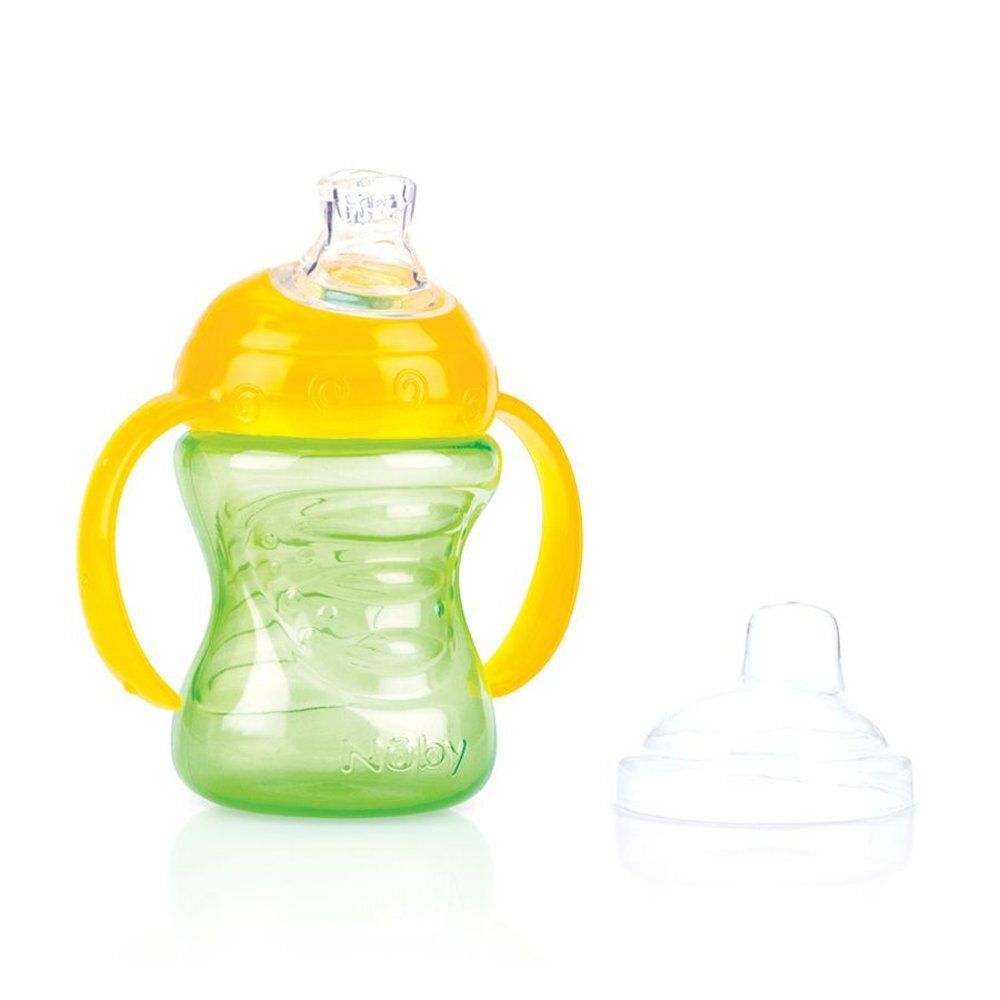 Gobelet vert Nuby Easygrip avec poignées et couvercle jaunes. Couvercle transparent séparé à côté.
