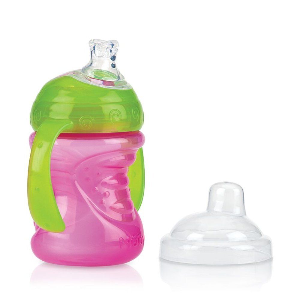Gobelet rose Nuby Easygrip avec poignées et couvercle verts. Couvercle transparent séparé à côté.