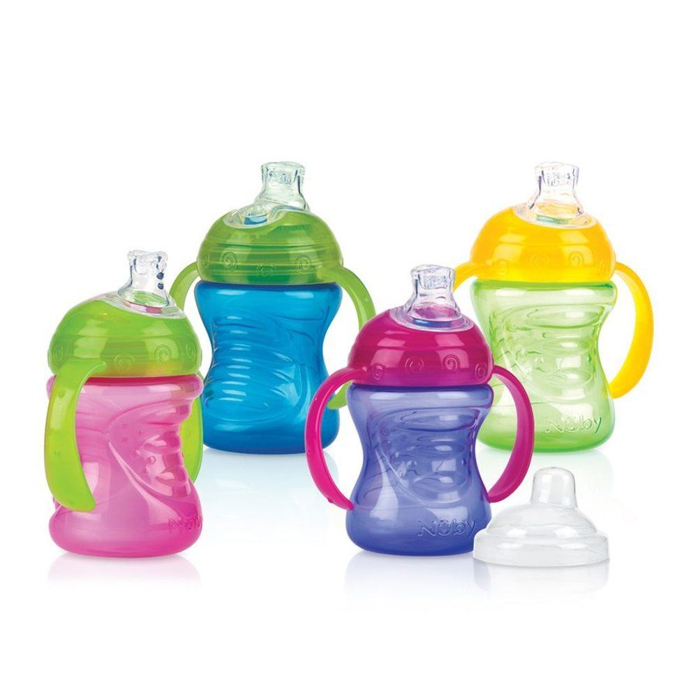 Quatre gobelets Nuby Easygrip de différentes couleurs. Couvercle transparent séparé à côté.