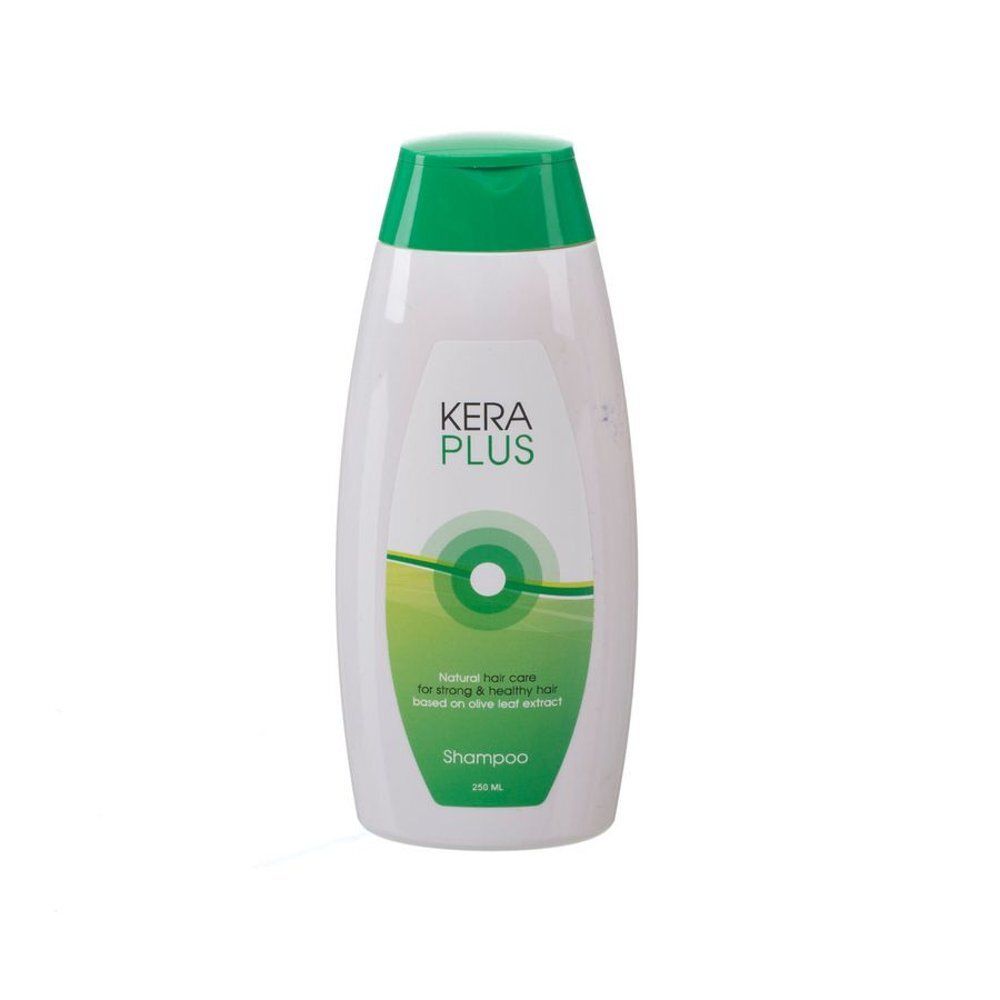 Wit en groene shampoo fles. Groene dop, tekst Kera Plus. Opschrift: Natural hair care for strong & healthy hair.
