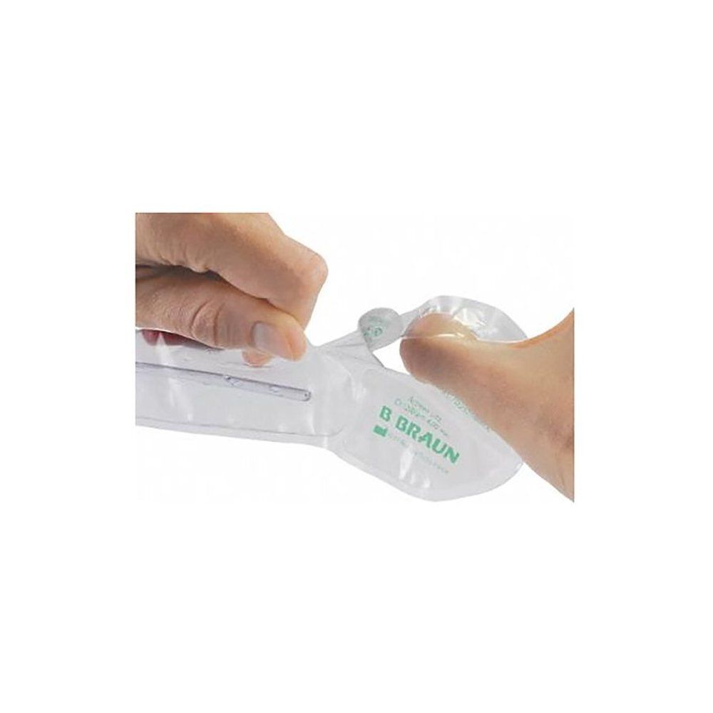 Un cathéter est retiré de son emballage. L'emballage est transparent avec des marquages verts.