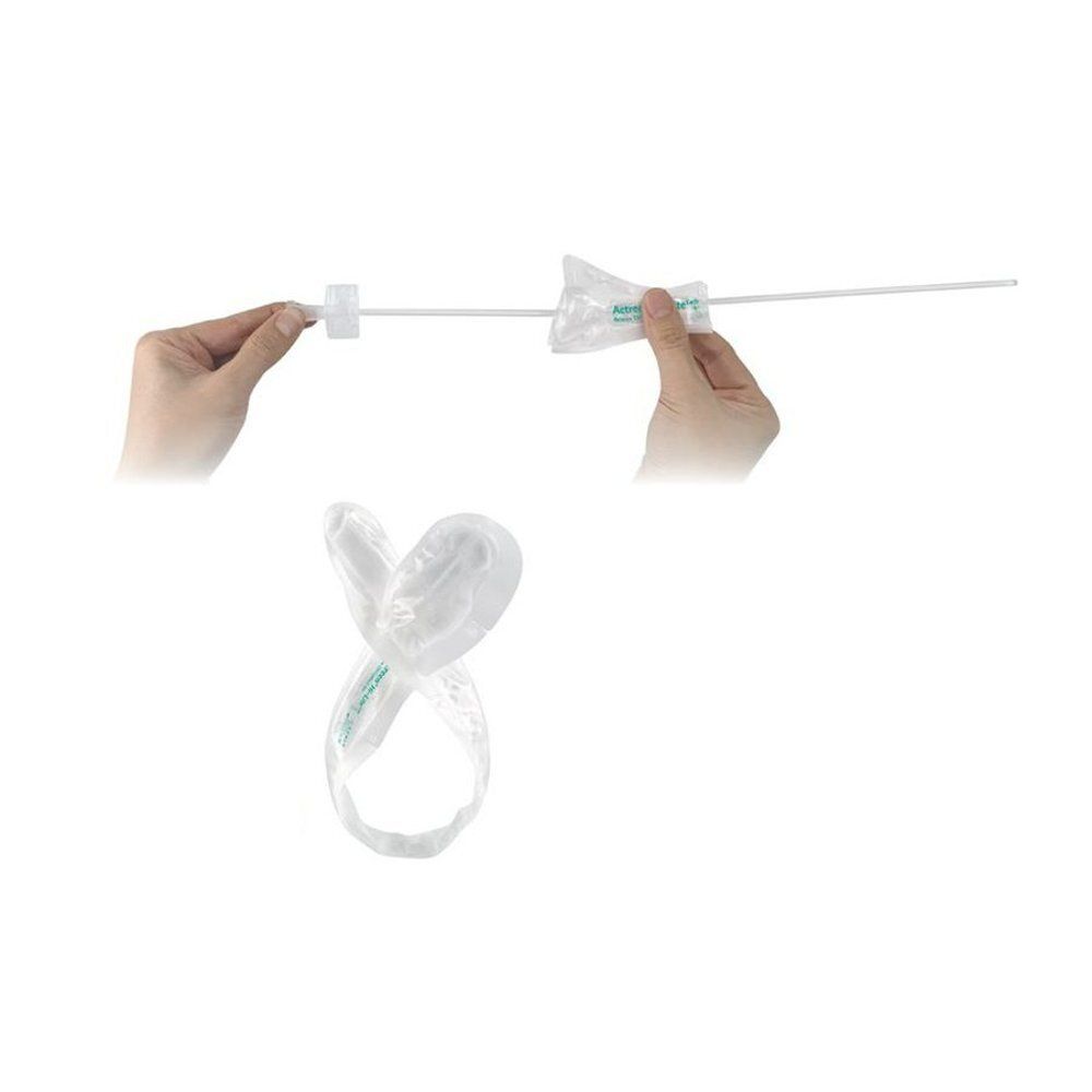 Un cathéter est sorti de son emballage et connecté à un guide. L'emballage est transparent.