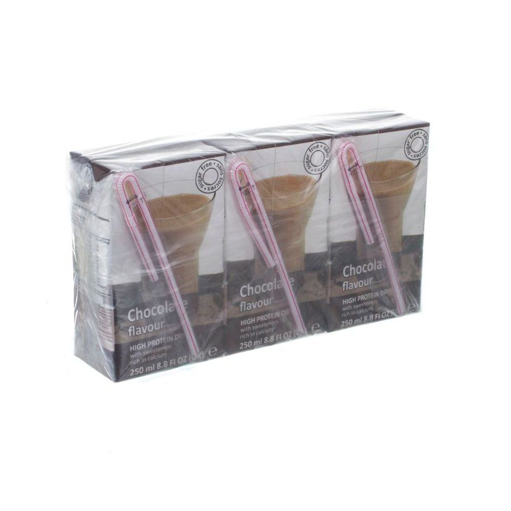 Verpakking met drie pakken chocoladedrank met rietjes. Opschrift: Chocolate flavour, High Protein.