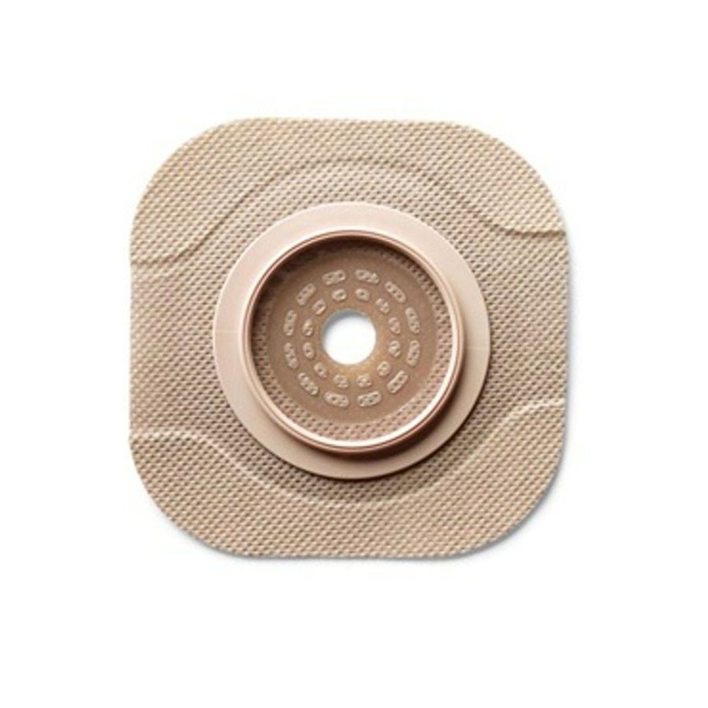 Protecteur cutané beige avec ouverture centrale. Forme carrée avec bord texturé.