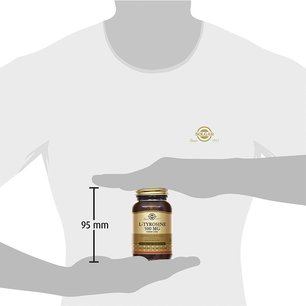 Personne tenant un flacon. Mesure : 95 mm. Produit : Solgar L-Tyrosine 500 mg.