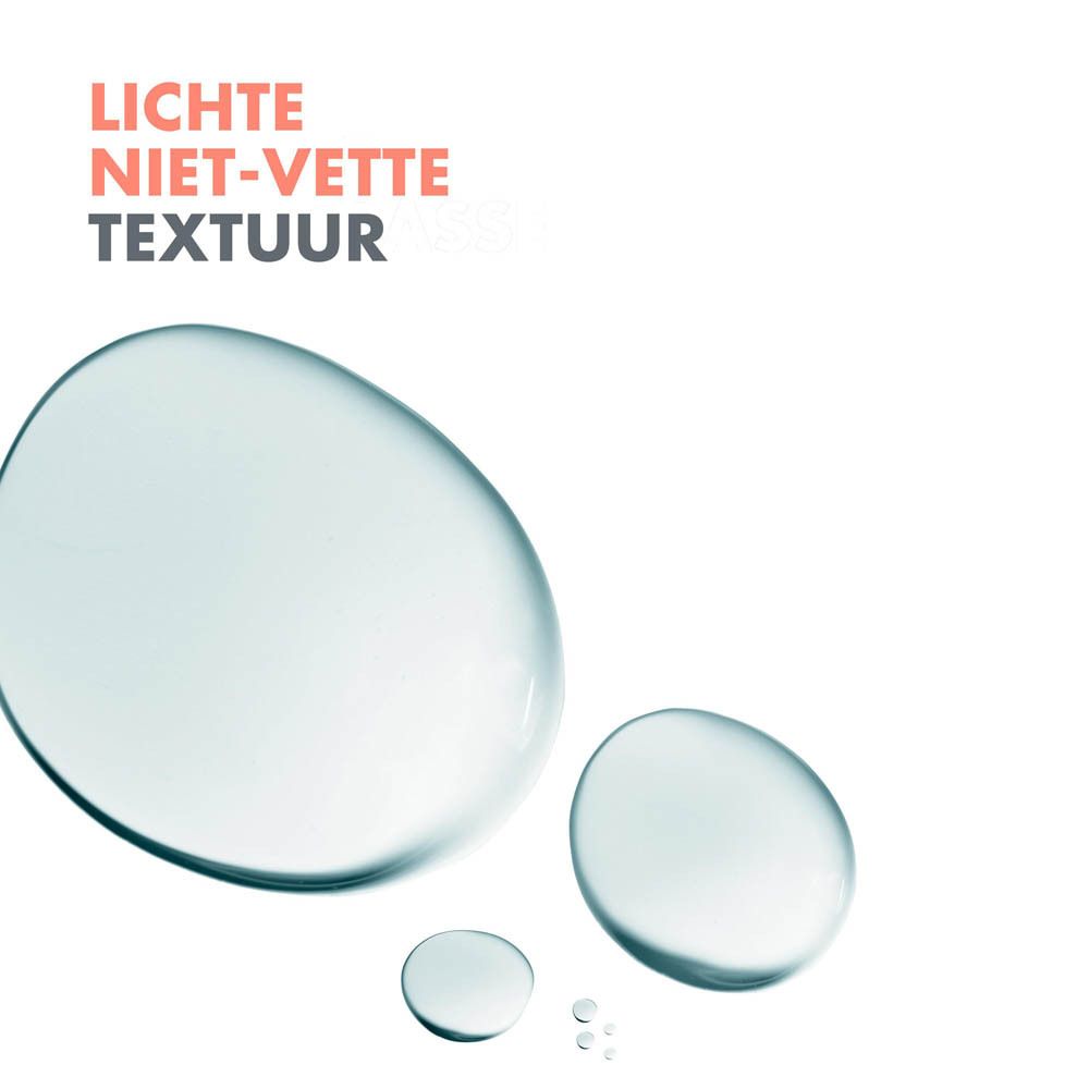 Druppels van Avène Démaquillant yeux intense. Transparante vloeistof.